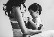 Fotografka portrétuje kojící matky, aby pokořila tabu