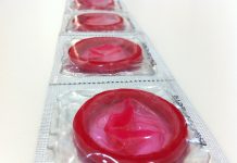 Kalifornský pornoprůmysl prozatím uhájil produkci bez kondomů