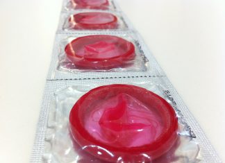 Kalifornský pornoprůmysl prozatím uhájil produkci bez kondomů