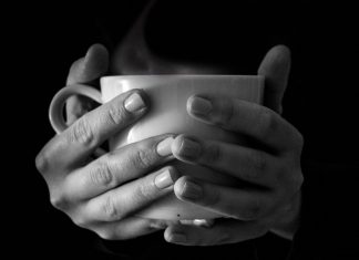 Kanadští podnikatelé chtějí vydělávat na „kofeinových náramcích“