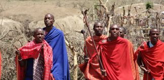 tradiční oblečení masajů