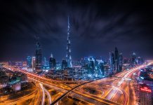 Noční fotografie Dubaje probouzejí nadpozemský údiv