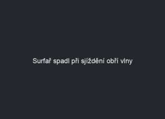 Surfař spadl při sjíždění obří vlny