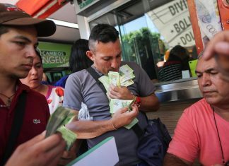 Venezuelská měna je tak znehodnocená, že ji lidé při nákupech váží